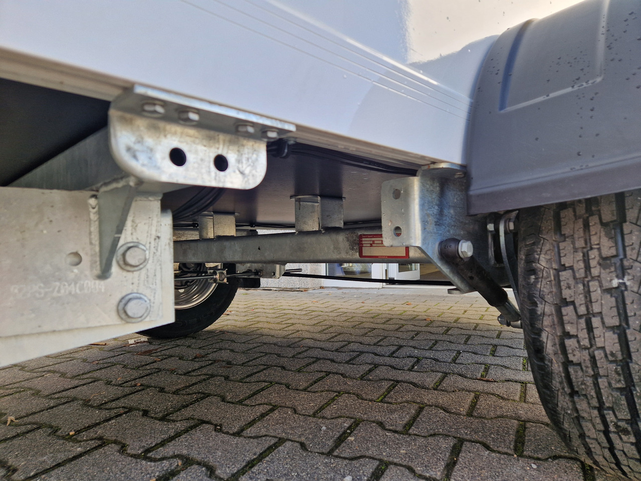 Kargo FS1326/150HL 255x134x150cm GFK Zurrsystem (S) 100km/H 1300kg - Remolque caja cerrada: foto 4 Kargo FS1326/150HL 255x134x150cm GFK Zurrsystem (S) 100km/H 1300kg - Remolque caja cerrada: foto 4