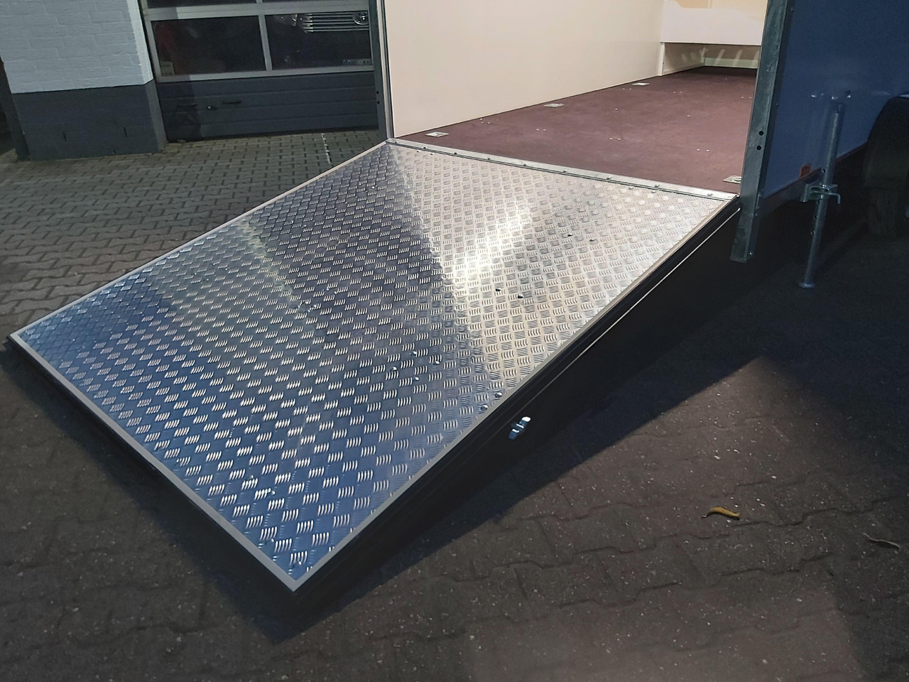 Koffer Sport Camp TFS 360.01 1500 360x200x210cm Seitentür Heckrampe 2 Fenster IL 230V 100km/H 1500kg - Remolque caja cerrada: foto 2 Koffer Sport Camp TFS 360.01 1500 360x200x210cm Seitentür Heckrampe 2 Fenster IL 230V 100km/H 1500kg - Remolque caja cerrada: foto 2