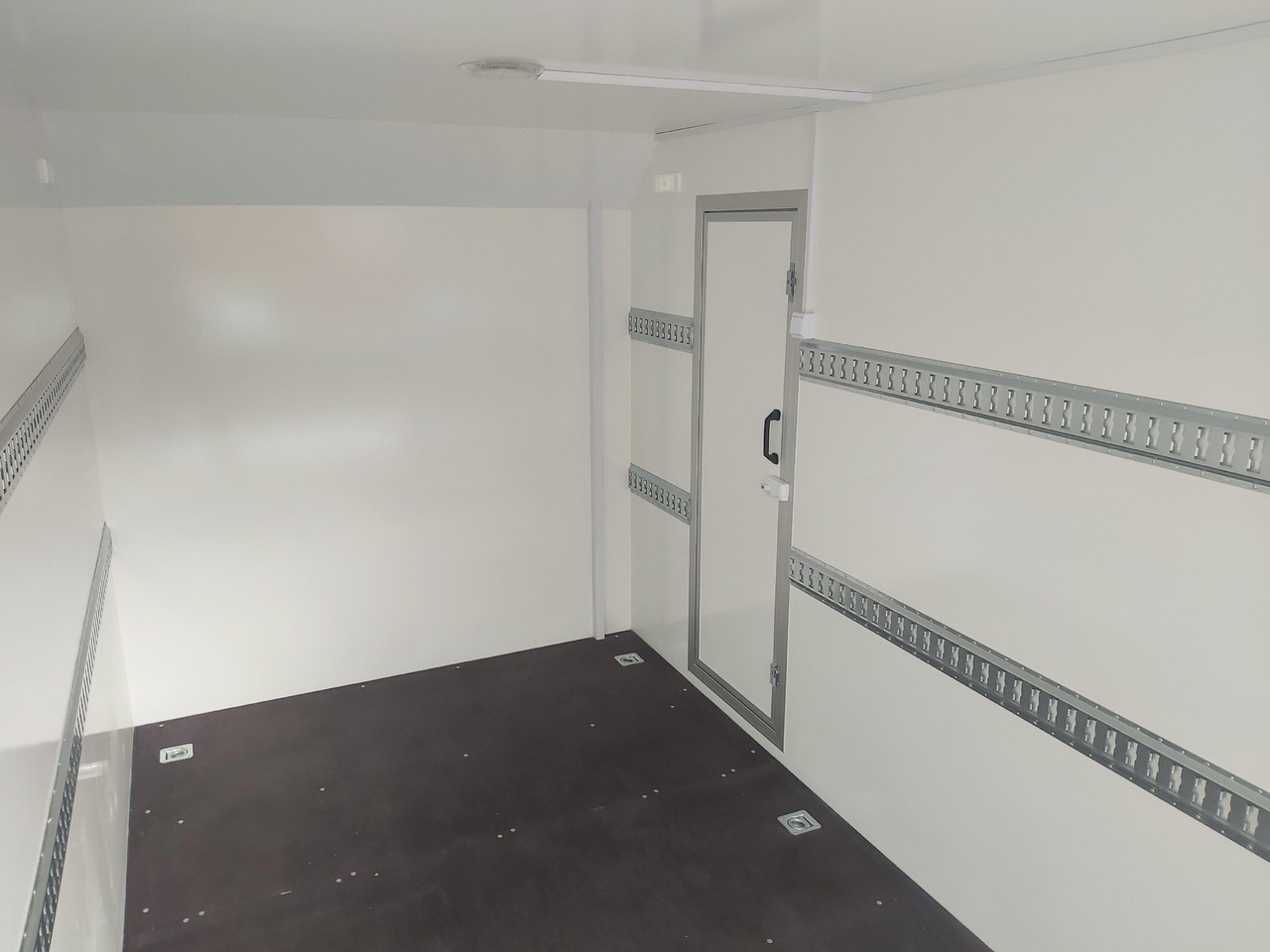 Remolque caja cerrada Koffer TFS 420T.01 2700 420x200x210cm aero Heckrampe Seitentür Licht (XL) 100km/H 2700kg Modell 2024: foto 6