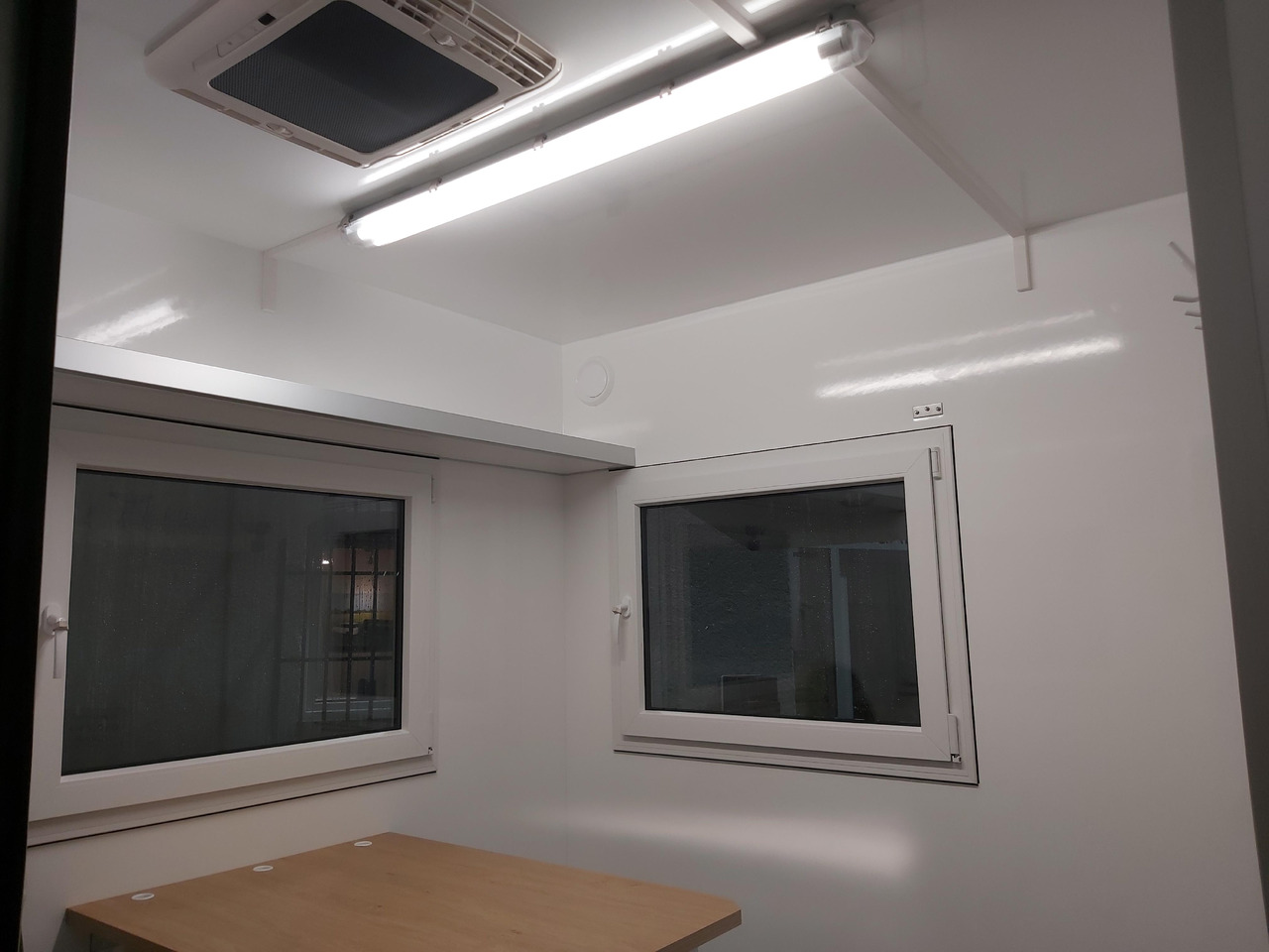 Mobiles Büro 310x220x220cm Tür + 3 Fenster + WC Raum + Dometic Klimaanlage (M) 1200kg Abverkauf - Remolque caja cerrada: foto 5 Mobiles Büro 310x220x220cm Tür + 3 Fenster + WC Raum + Dometic Klimaanlage (M) 1200kg Abverkauf - Remolque caja cerrada: foto 5