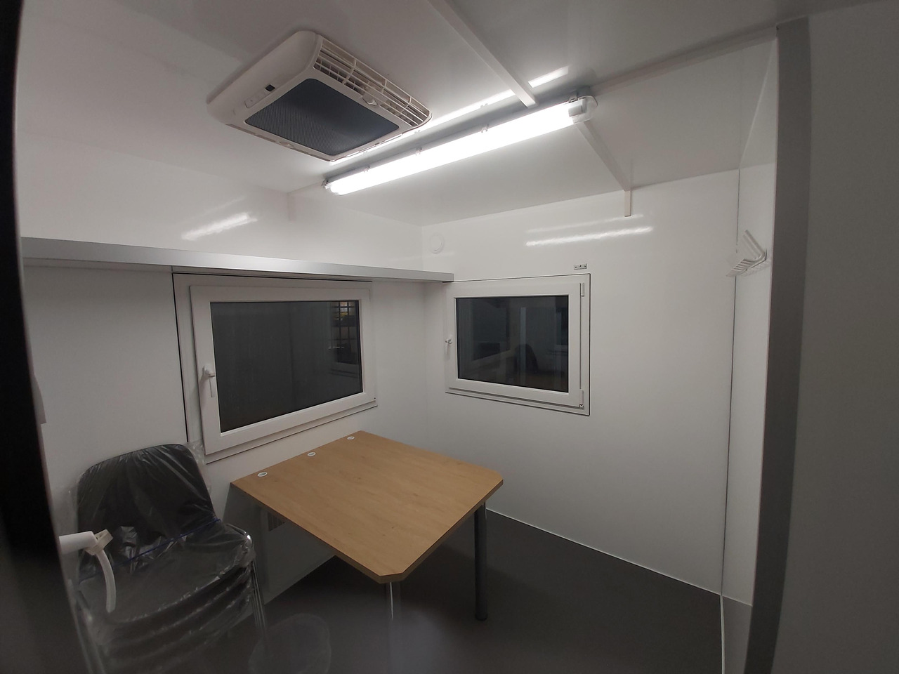 Mobiles Büro 310x220x220cm Tür + 3 Fenster + WC Raum + Dometic Klimaanlage (M) 1200kg Abverkauf - Remolque caja cerrada: foto 4 Mobiles Büro 310x220x220cm Tür + 3 Fenster + WC Raum + Dometic Klimaanlage (M) 1200kg Abverkauf - Remolque caja cerrada: foto 4