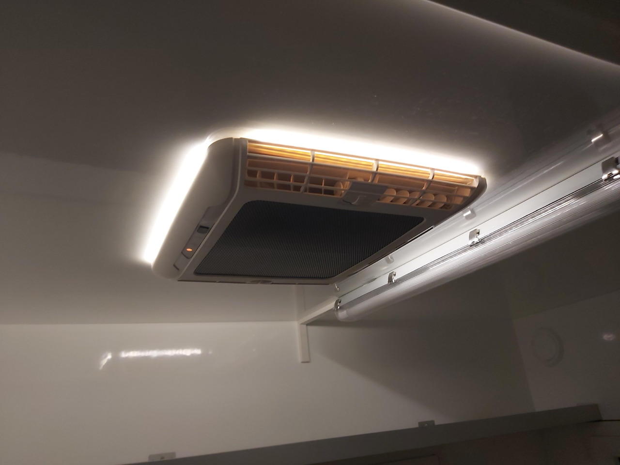 Mobiles Büro 310x220x220cm Tür + 3 Fenster + WC Raum + Dometic Klimaanlage (M) 1200kg Abverkauf - Remolque caja cerrada: foto 3 Mobiles Büro 310x220x220cm Tür + 3 Fenster + WC Raum + Dometic Klimaanlage (M) 1200kg Abverkauf - Remolque caja cerrada: foto 3