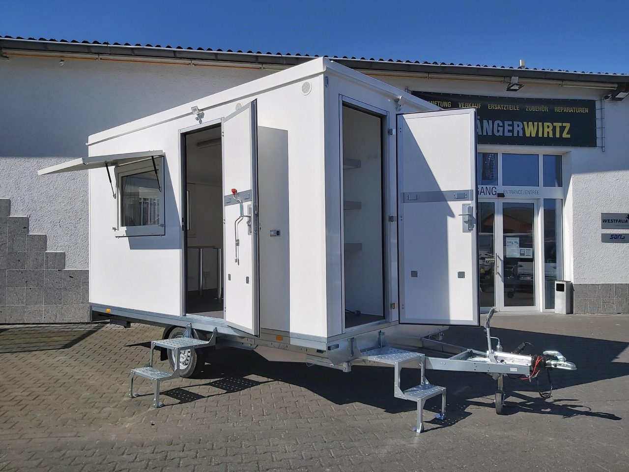 Mobiles Büro 410x220x220cm Tür + 3 Fenster + WC Raum + Stauraum (XL) 1200kg - Remolque caja cerrada: foto 1 Mobiles Büro 410x220x220cm Tür + 3 Fenster + WC Raum + Stauraum (XL) 1200kg - Remolque caja cerrada: foto 1