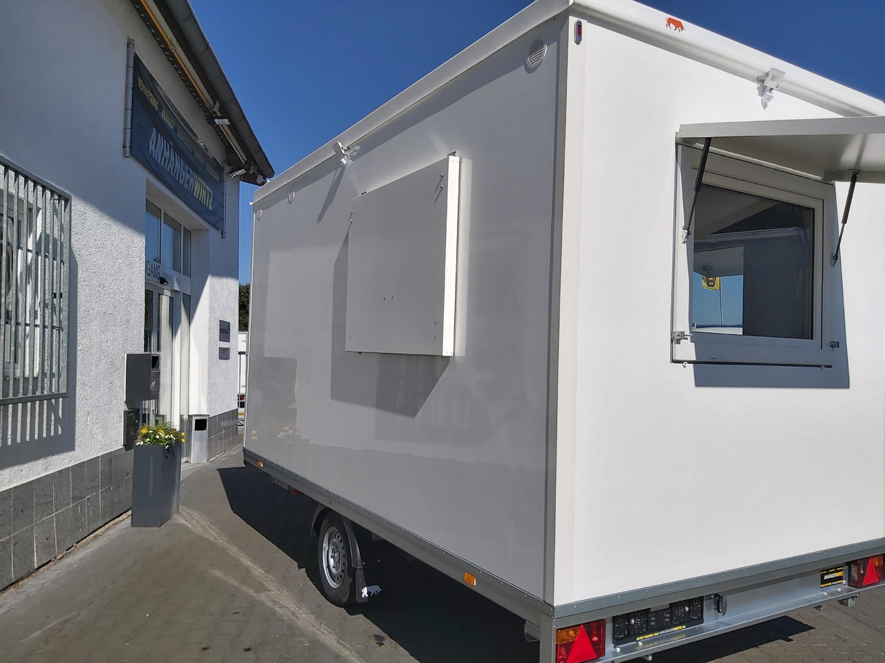 Mobiles Büro 410x220x220cm Tür + 3 Fenster + WC Raum + Stauraum (XL) 1200kg - Remolque caja cerrada: foto 5 Mobiles Büro 410x220x220cm Tür + 3 Fenster + WC Raum + Stauraum (XL) 1200kg - Remolque caja cerrada: foto 5