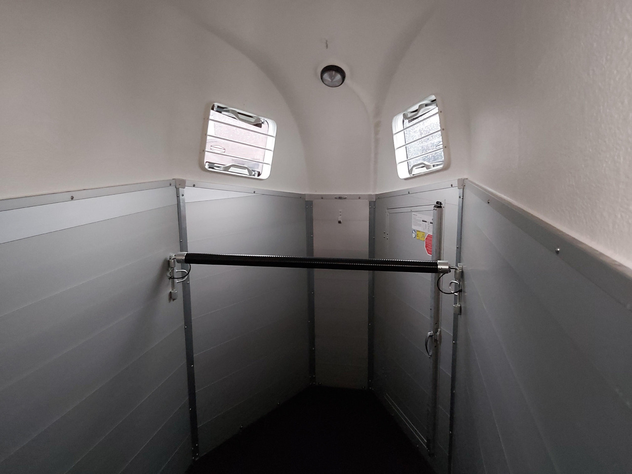 Pferdeanhänger Böckmann Champion UNO Esprit silver & black Haube schwarz 1600kg 2024 - Remolque para caballos: foto 4 Pferdeanhänger Böckmann Champion UNO Esprit silver & black Haube schwarz 1600kg 2024 - Remolque para caballos: foto 4