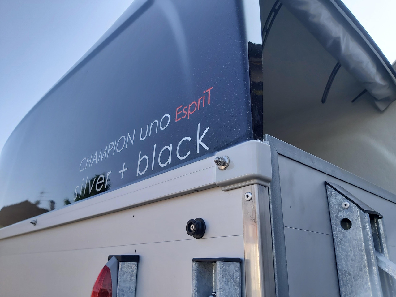 Pferdeanhänger Böckmann Champion UNO Esprit silver & black Sattelkammer 1600kg Modell 2024 - Remolque para caballos: foto 5 Pferdeanhänger Böckmann Champion UNO Esprit silver & black Sattelkammer 1600kg Modell 2024 - Remolque para caballos: foto 5