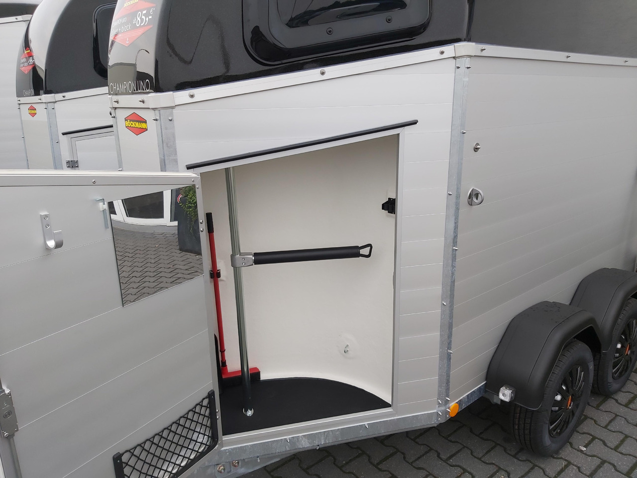 Pferdeanhänger Böckmann Champion UNO Esprit silver & black Sattelkammer 1600kg Modell 2024 - Remolque para caballos: foto 2 Pferdeanhänger Böckmann Champion UNO Esprit silver & black Sattelkammer 1600kg Modell 2024 - Remolque para caballos: foto 2