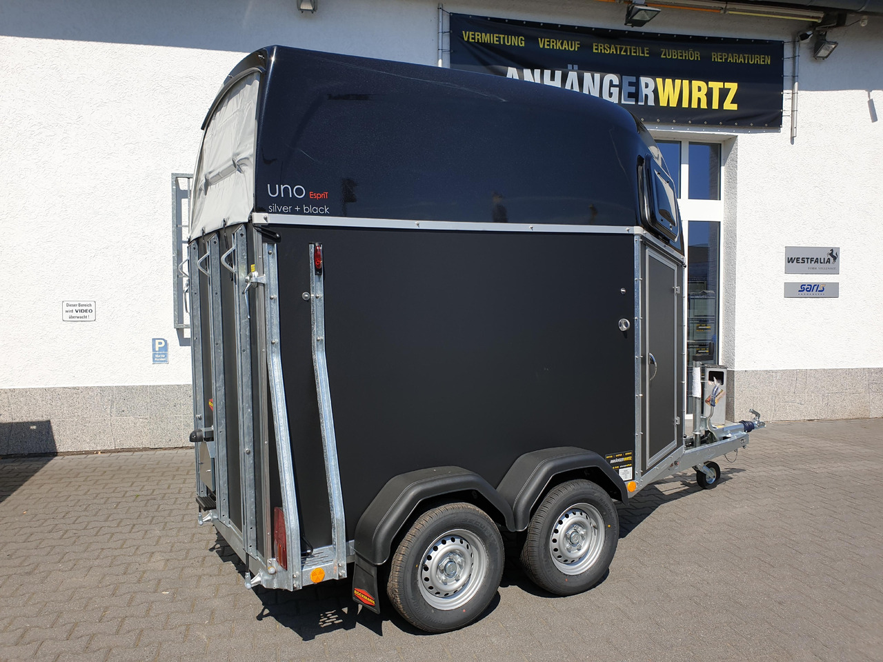 Pferdeanhänger Böckmann UNO Esprit silver & black Haube black 1600kg Modell 2023 - Remolque para caballos: foto 4 Pferdeanhänger Böckmann UNO Esprit silver & black Haube black 1600kg Modell 2023 - Remolque para caballos: foto 4