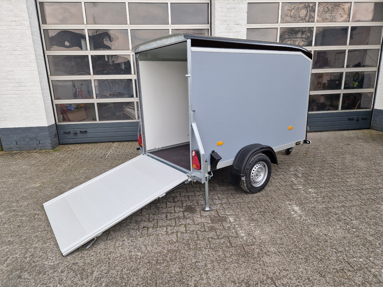 Roadster Sport C255 252x125x154cm aero Wood silver Poly black Rampekombi (S) 750kg Abverkauf - Remolque de coche: foto 1 Roadster Sport C255 252x125x154cm aero Wood silver Poly black Rampekombi (S) 750kg Abverkauf - Remolque de coche: foto 1