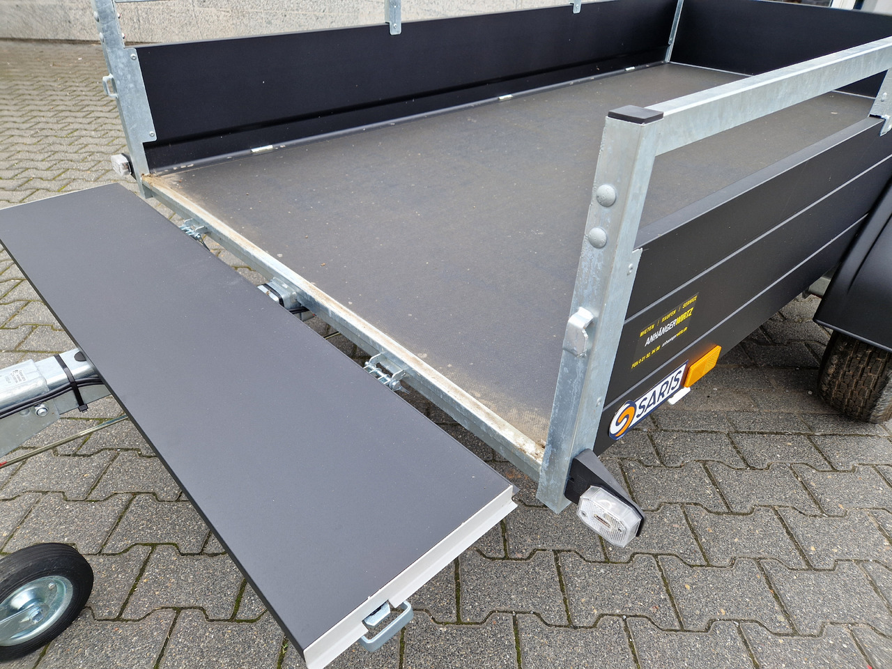 Saris Anhänger DV135 McAlu Pro MP 255x133x44cm black klappbare Vorderwand 1350kg - Remolque de coche: foto 4 Saris Anhänger DV135 McAlu Pro MP 255x133x44cm black klappbare Vorderwand 1350kg - Remolque de coche: foto 4