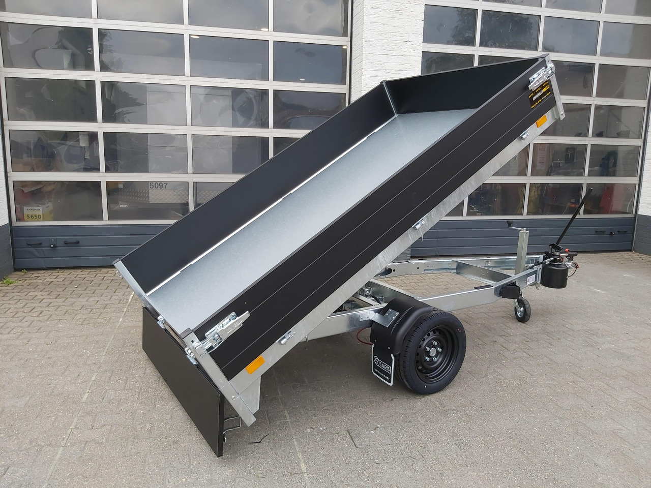 Saris Kipper K1 256 150 1500 1 256x150x30cm black Edition Handpumpe 13" (S) 1500kg Online Aktion - Remolque volquete: foto 2 Saris Kipper K1 256 150 1500 1 256x150x30cm black Edition Handpumpe 13" (S) 1500kg Online Aktion - Remolque volquete: foto 2
