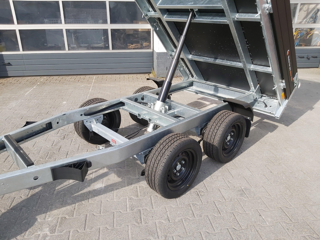 Saris Kipper K1 276 150 2000 2 276x150x30cm black Edition Handpumpe 13" (S) 2000kg Aktion - Remolque volquete: foto 2 Saris Kipper K1 276 150 2000 2 276x150x30cm black Edition Handpumpe 13" (S) 2000kg Aktion - Remolque volquete: foto 2