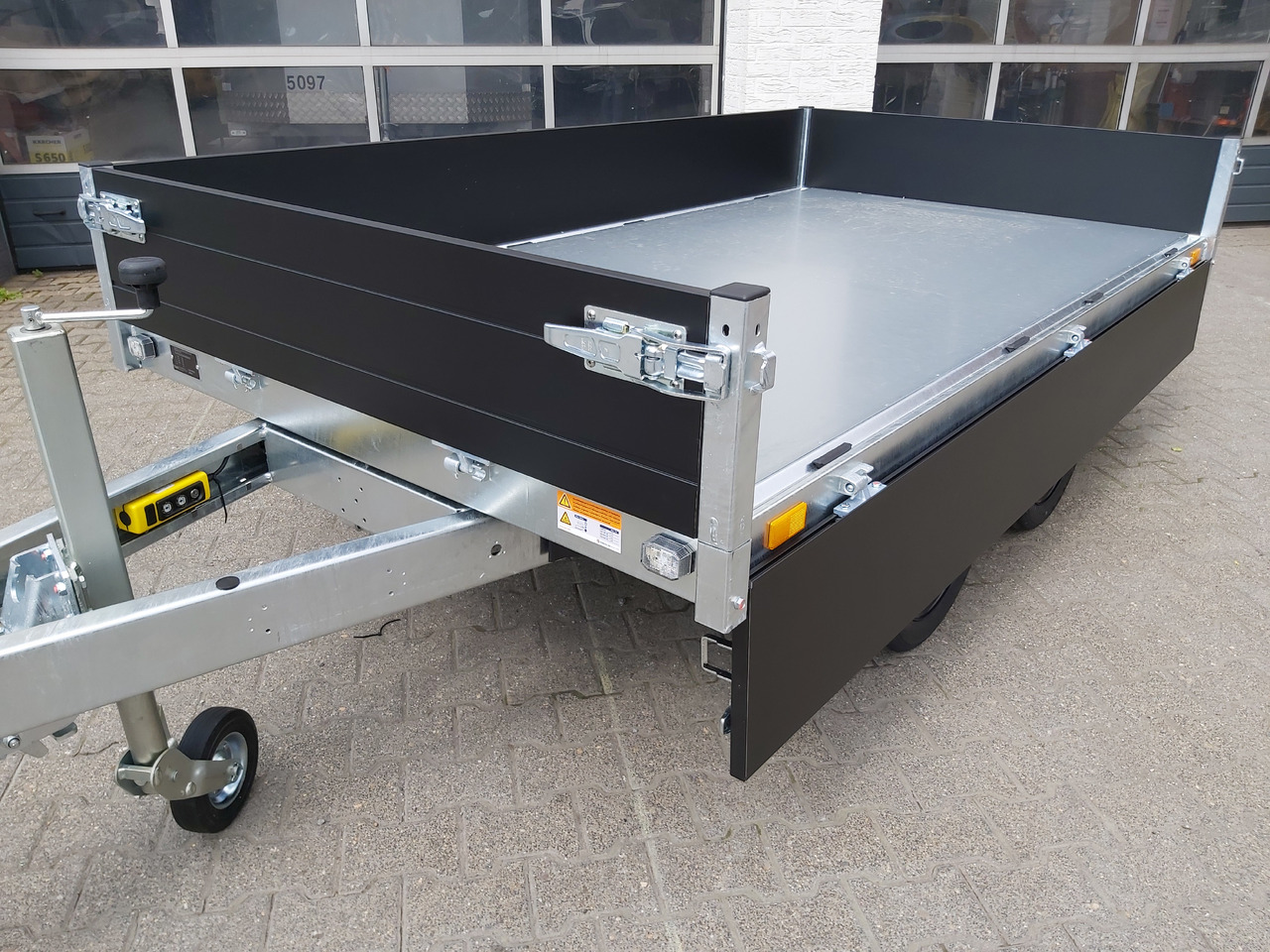 Saris Kipper K1 276 150 2000 2 E 276x150x30cm Elektro black Edition 13" 2000kg - Remolque volquete: foto 5 Saris Kipper K1 276 150 2000 2 E 276x150x30cm Elektro black Edition 13" 2000kg - Remolque volquete: foto 5