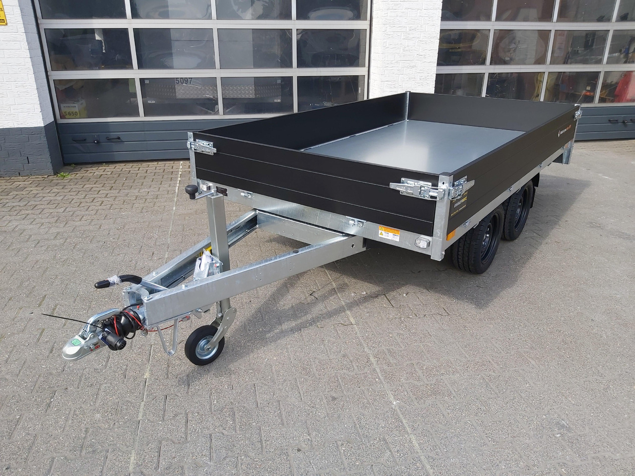 Saris Kipper K1 306 170 2700 2 E 306x170x30cm black Edition Elektro (M) 2700kg Online Aktion - Remolque volquete: foto 4 Saris Kipper K1 306 170 2700 2 E 306x170x30cm black Edition Elektro (M) 2700kg Online Aktion - Remolque volquete: foto 4