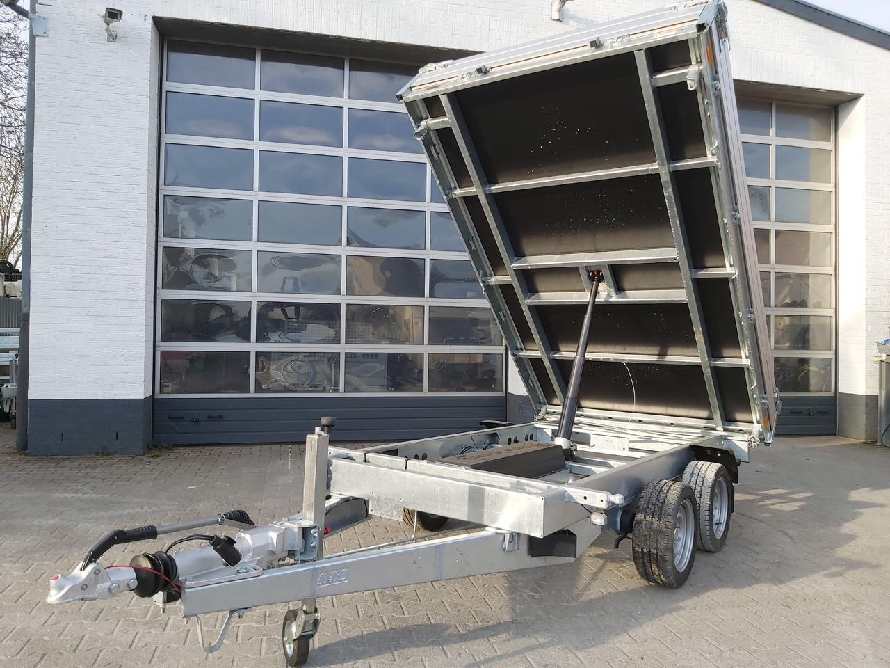 Saris Kipper K3 306 184 3500 2 E 306x184x30cm 3500kg silver Elektro NHP Stützen 13" 3500kg used - Remolque volquete: foto 2 Saris Kipper K3 306 184 3500 2 E 306x184x30cm 3500kg silver Elektro NHP Stützen 13" 3500kg used - Remolque volquete: foto 2