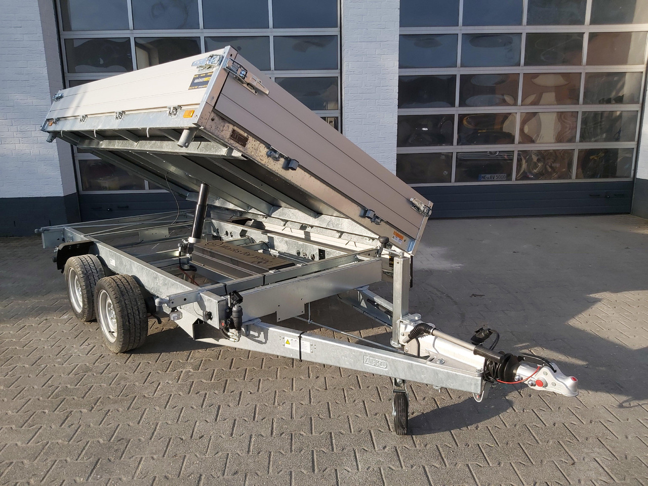 Saris Kipper K3 306 184 3500 2 E 306x184x30cm 3500kg silver Elektro NHP Stützen 13" 3500kg used - Remolque volquete: foto 4 Saris Kipper K3 306 184 3500 2 E 306x184x30cm 3500kg silver Elektro NHP Stützen 13" 3500kg used - Remolque volquete: foto 4
