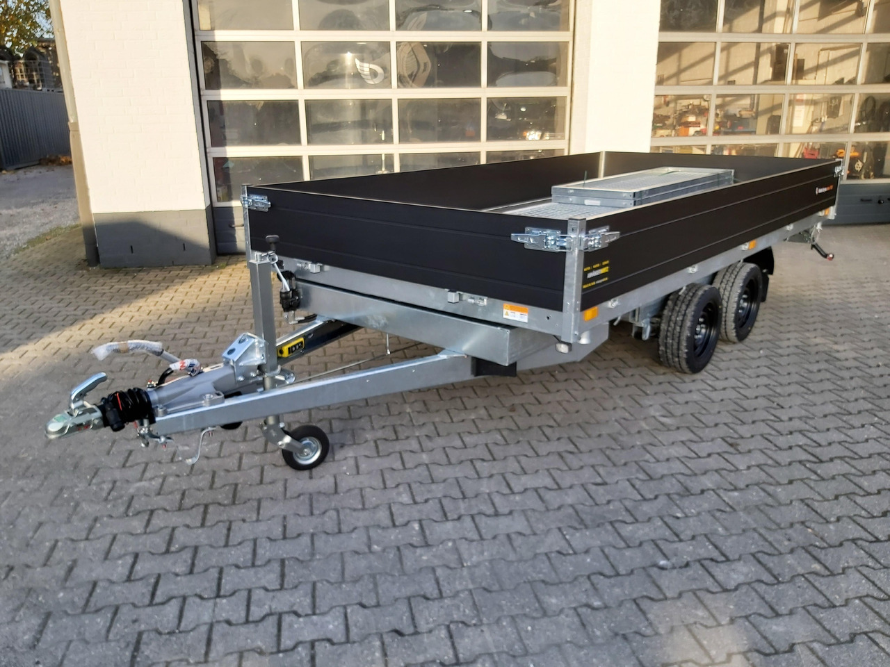 Saris Kipper K3 406 204 3500 2 E 406x204x35 black elektro NH Rampen Blattfeder 3500kg Herbst Aktion - Remolque volquete: foto 3 Saris Kipper K3 406 204 3500 2 E 406x204x35 black elektro NH Rampen Blattfeder 3500kg Herbst Aktion - Remolque volquete: foto 3