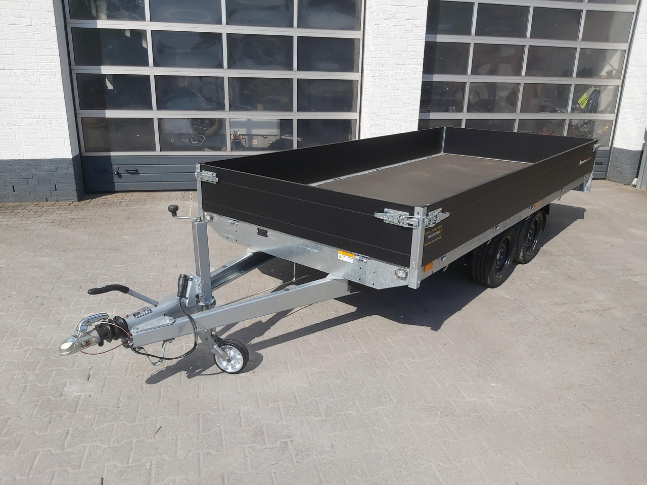 Saris PL406 184 2700 2 406x184x35cm black Edition LED Beleuchtung 13" (XL) 2700kg - Remolque plataforma/ Caja abierta: foto 1 Saris PL406 184 2700 2 406x184x35cm black Edition LED Beleuchtung 13" (XL) 2700kg - Remolque plataforma/ Caja abierta: foto 1
