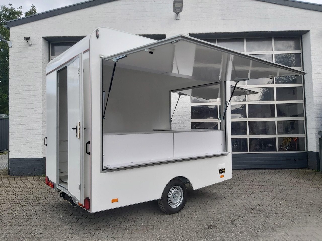 Verkaufsanhänger VK 302 200 aero retro 300cm 2 Verkaufsklappen Multi Theke 230V PVC Boden (M) 1300kg - Remolque venta ambulante: foto 4 Verkaufsanhänger VK 302 200 aero retro 300cm 2 Verkaufsklappen Multi Theke 230V PVC Boden (M) 1300kg - Remolque venta ambulante: foto 4