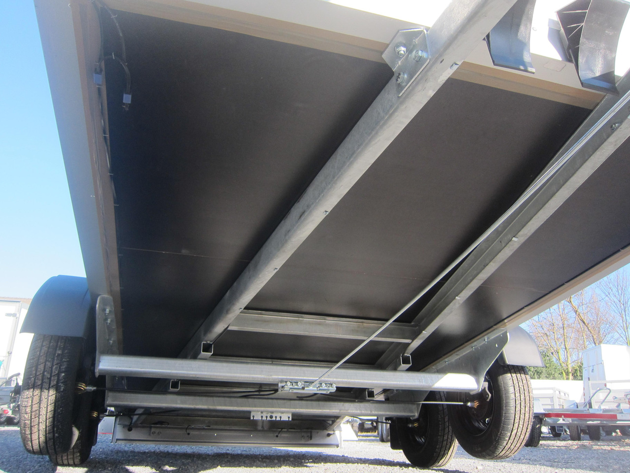 Remolque caja cerrada WM Meyer Koffer AZ 2740/185 S35 + Heckrampe 401x185x205cm (XL) 2700kg Januar Aktion Modell 2024: foto 9 Remolque caja cerrada WM Meyer Koffer AZ 2740/185 S35 + Heckrampe 401x185x205cm (XL) 2700kg Januar Aktion Modell 2024: foto 9