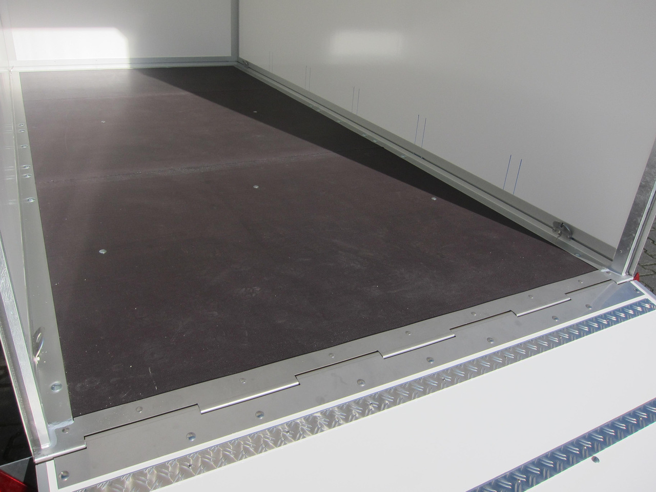 Remolque caja cerrada WM Meyer Koffer AZ 2740/185 S35 + Heckrampe 401x185x205cm (XL) 2700kg Januar Aktion Modell 2024: foto 8 Remolque caja cerrada WM Meyer Koffer AZ 2740/185 S35 + Heckrampe 401x185x205cm (XL) 2700kg Januar Aktion Modell 2024: foto 8