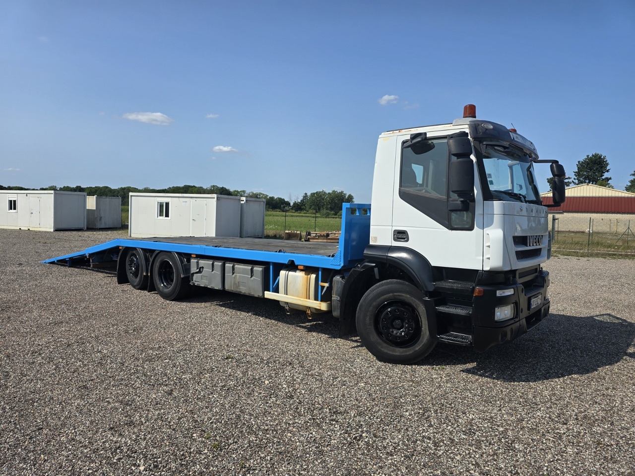 IVECO 260S33 - Camión portavehículos: foto 4 IVECO 260S33 - Camión portavehículos: foto 4