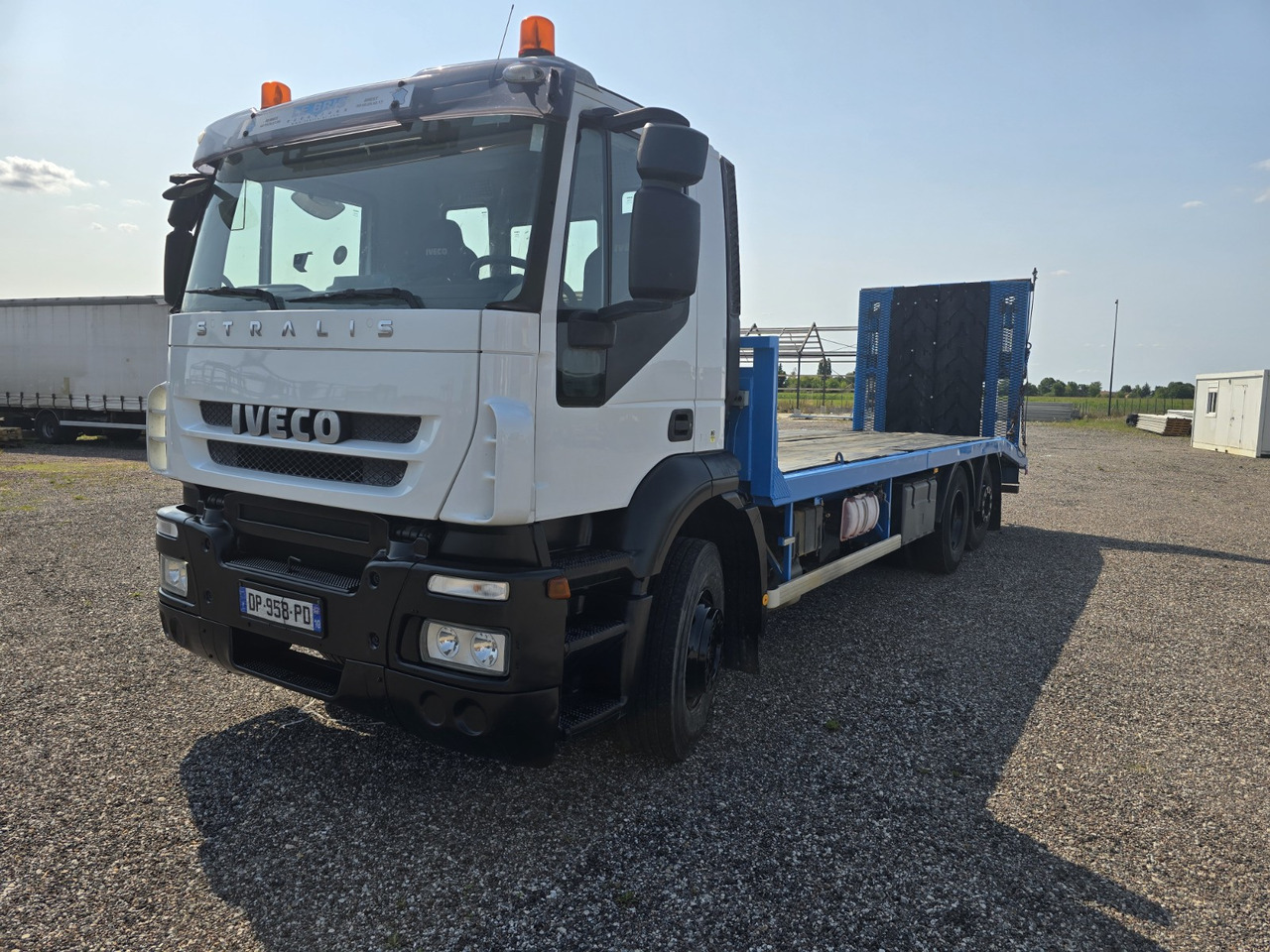 IVECO 260S33 - Camión portavehículos: foto 1 IVECO 260S33 - Camión portavehículos: foto 1
