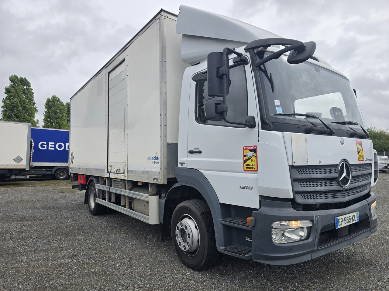 MERCEDES-BENZ Atego 1218 - Bo - LIFT - SIDE DOOR - ADR - Camión caja cerrada: foto 1 MERCEDES-BENZ Atego 1218 - Bo - LIFT - SIDE DOOR - ADR - Camión caja cerrada: foto 1