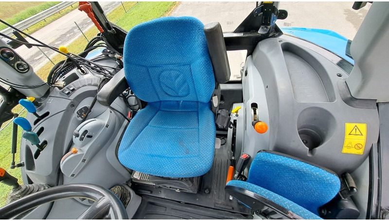 Tractor New Holland T 4.105: foto 6 Tractor New Holland T 4.105: foto 6