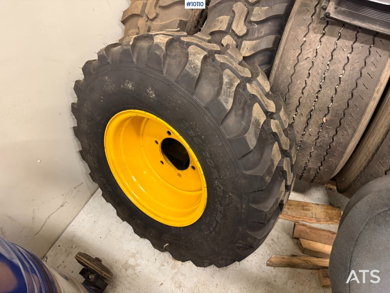 Construction tires with rims Dunlop SP T9 365/70R18 - Rueda completa para Maquinaria de construcción: foto 1 Construction tires with rims Dunlop SP T9 365/70R18 - Rueda completa para Maquinaria de construcción: foto 1