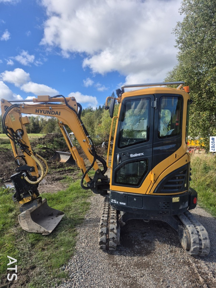 Hyundai 25Z-9AK mini excavator with tiltrotator and attachments - Miniexcavadora: foto 1 Hyundai 25Z-9AK mini excavator with tiltrotator and attachments - Miniexcavadora: foto 1