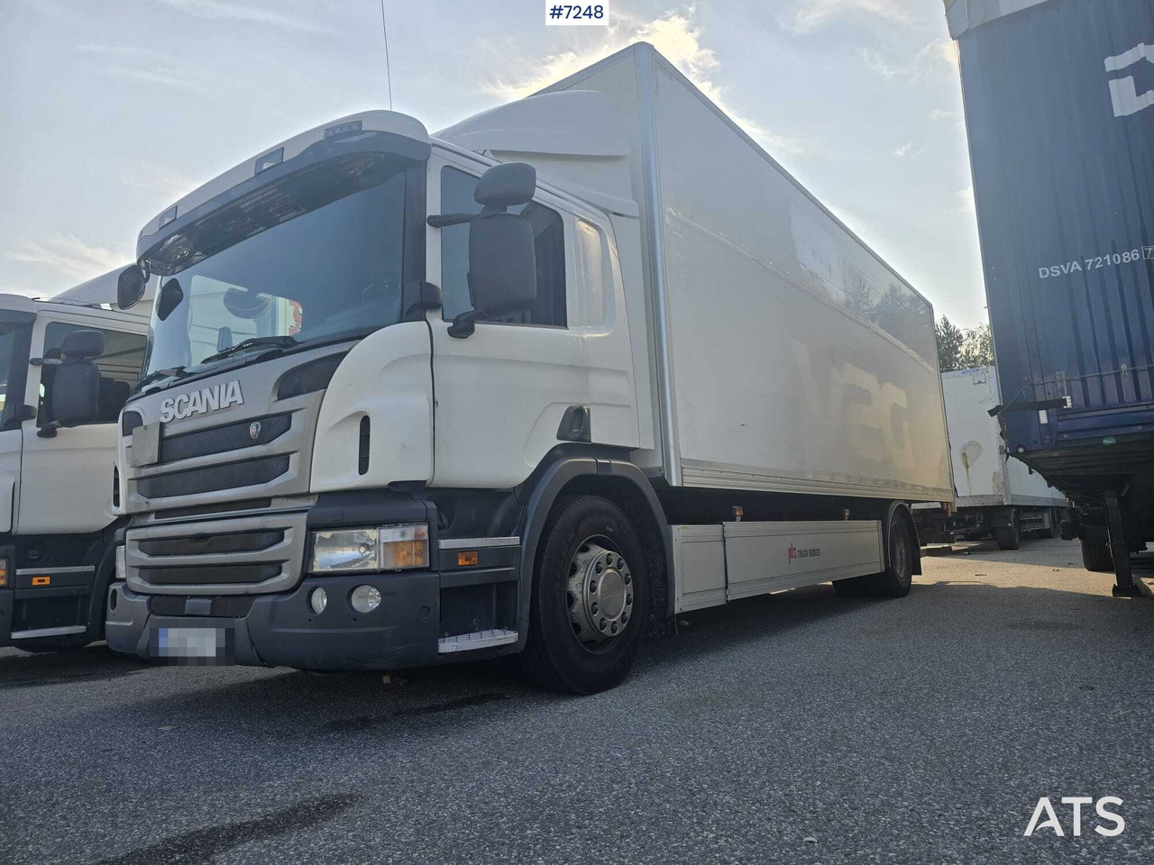 Scania P320 Box truck with tail lift - Camión caja cerrada: foto 1 Scania P320 Box truck with tail lift - Camión caja cerrada: foto 1