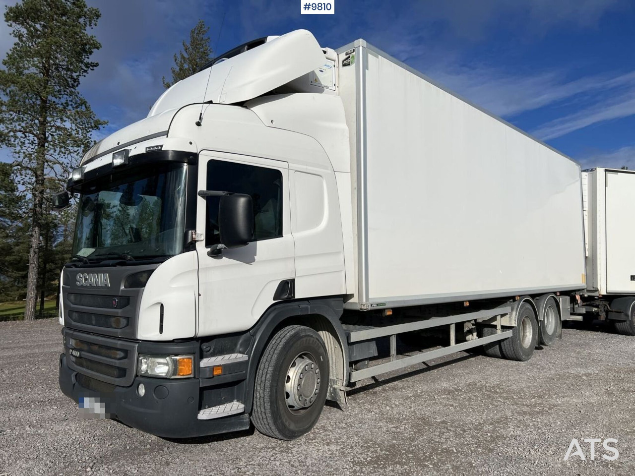 Scania P400 Box truck with tail lift - Camión caja cerrada: foto 1 Scania P400 Box truck with tail lift - Camión caja cerrada: foto 1
