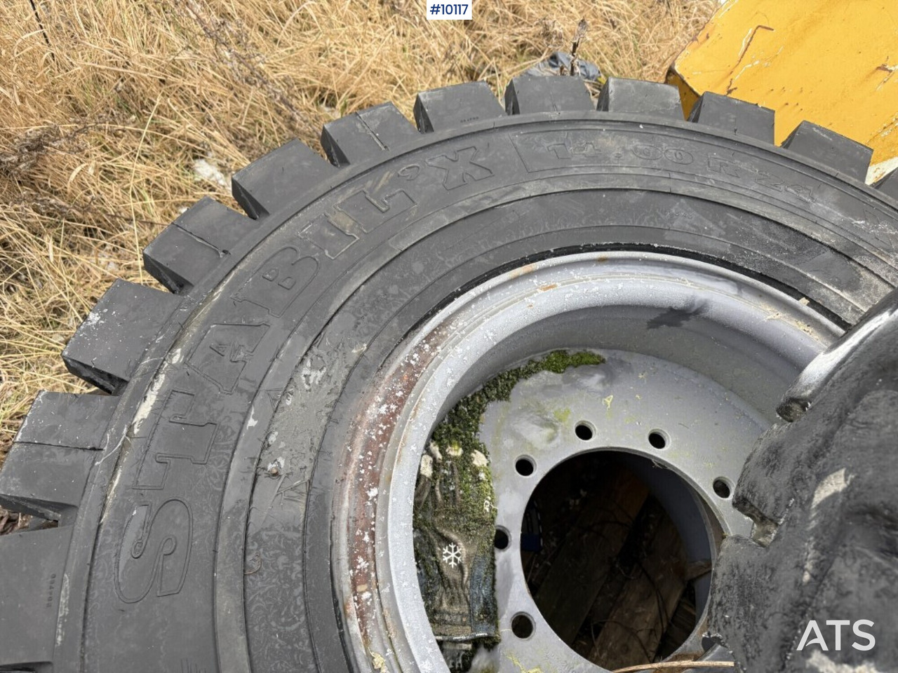 Various Construction tires with rims for lift - Rueda completa para Maquinaria de construcción: foto 4 Various Construction tires with rims for lift - Rueda completa para Maquinaria de construcción: foto 4