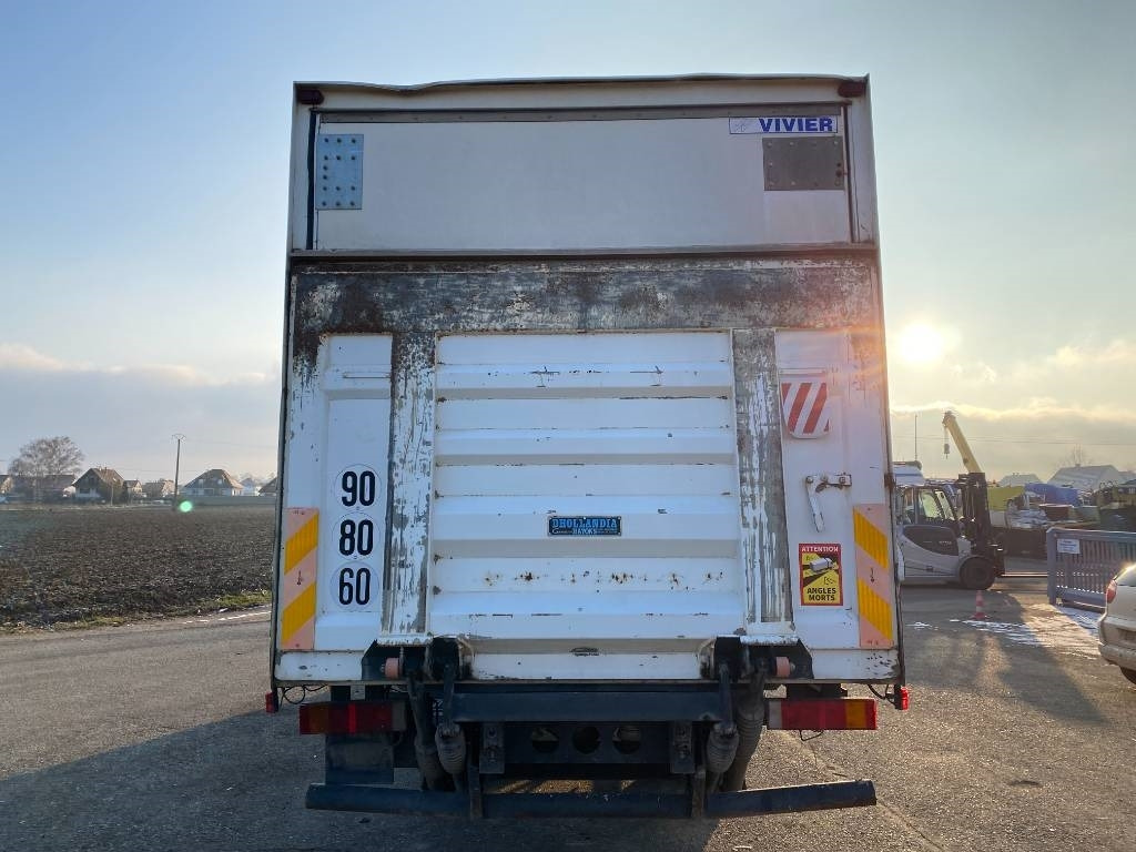 Camión caja cerrada MAN LE 220C a Réparer: foto 9