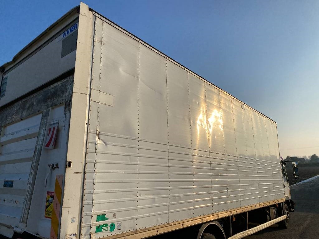 Camión caja cerrada MAN LE 220C a Réparer: foto 31