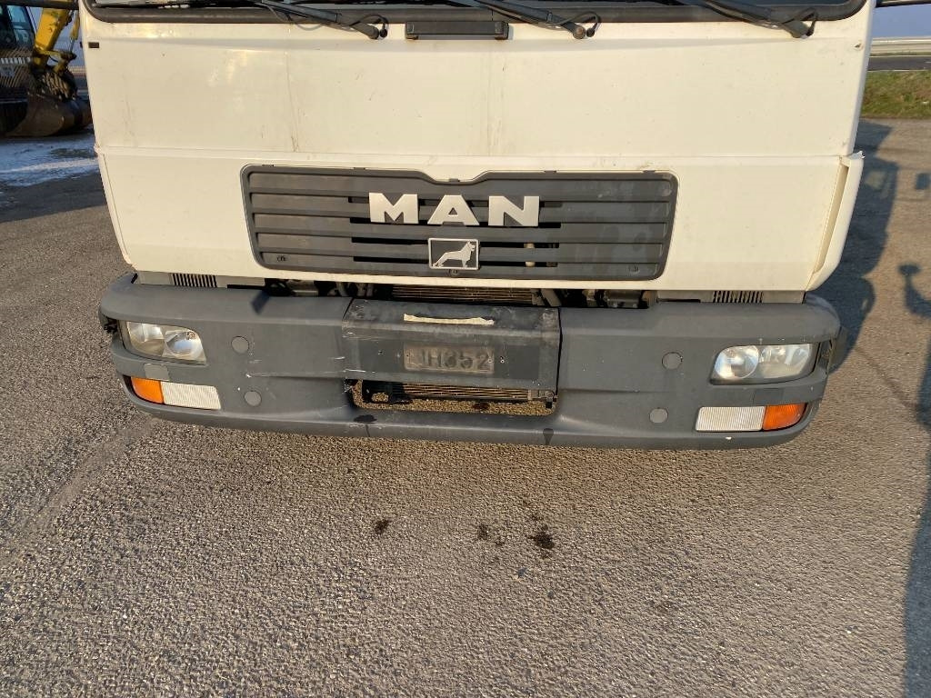 Camión caja cerrada MAN LE 220C a Réparer: foto 40