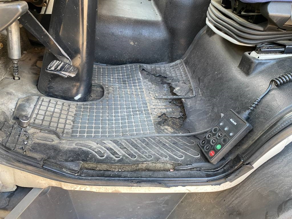 Camión caja cerrada MAN LE 220C a Réparer: foto 50