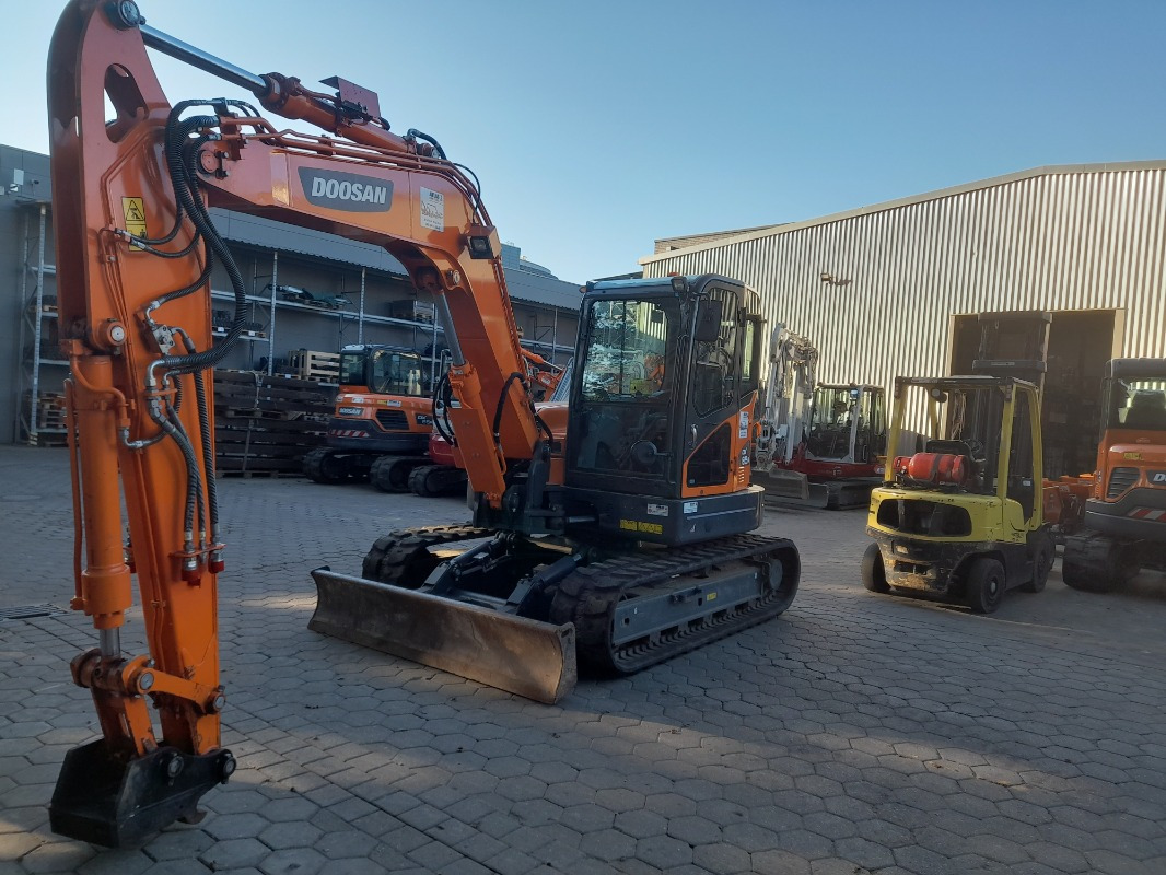 Doosan DX85R-3 - Excavadora: foto 1 Doosan DX85R-3 - Excavadora: foto 1