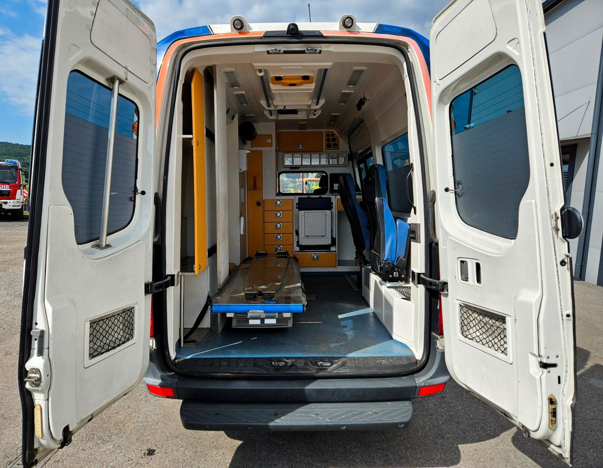 Ambulancia Volkswagen CRAFTER TDI Ambulance RTW L2H2 DLOUHY: foto 16