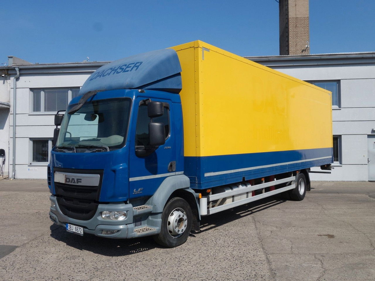 Camión caja cerrada DAF LF 220 14 t: foto 1