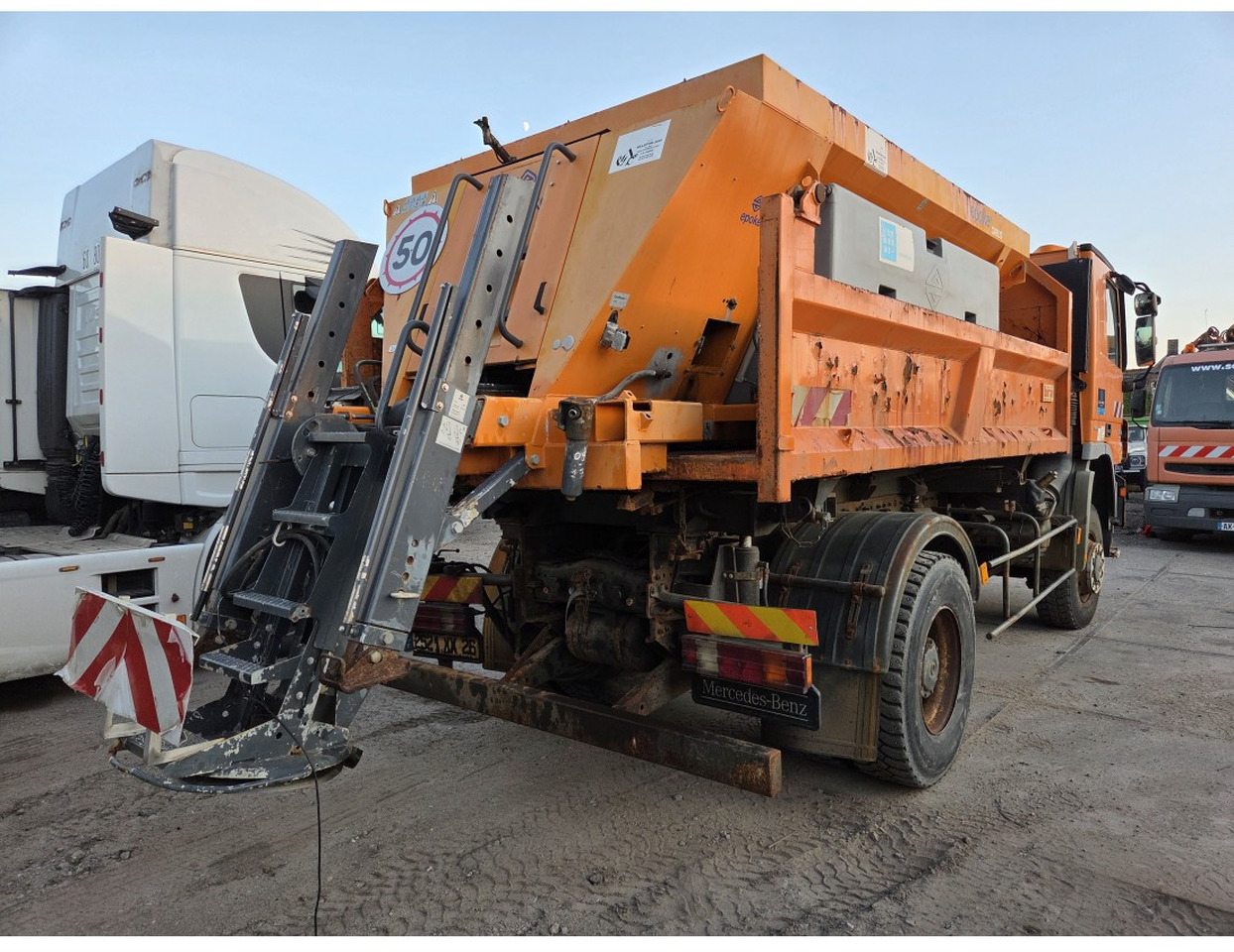 MERCEDES ACTROS 1836 4X4 TIPPER possible to buy with salt spreader - Camión volquete: foto 2 MERCEDES ACTROS 1836 4X4 TIPPER possible to buy with salt spreader - Camión volquete: foto 2