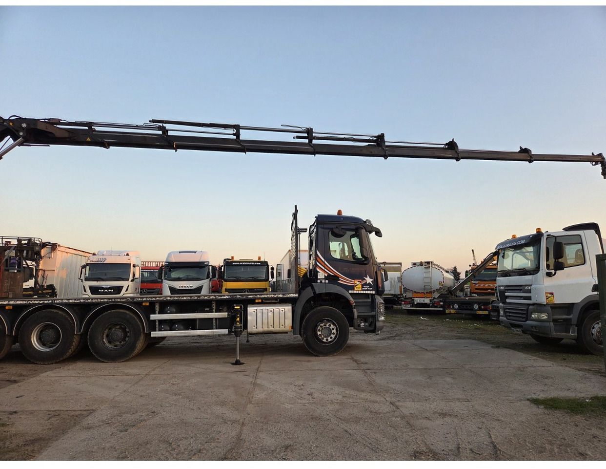 Mercedes Arocs 3240 8x4 Open Truck Crane HIAB X-HIDUO 258 E-7 7 extensions - Camión caja abierta, Camión grúa: foto 4 Mercedes Arocs 3240 8x4 Open Truck Crane HIAB X-HIDUO 258 E-7 7 extensions - Camión caja abierta, Camión grúa: foto 4