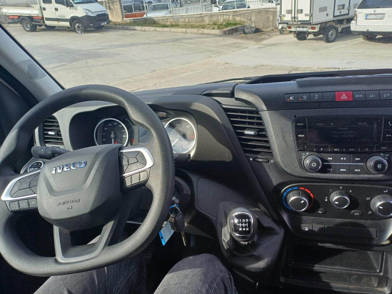 Foto del interior 1: Furgoneta IVECO Daily 35S18H/P Foto del interior 1: Furgoneta IVECO Daily 35S18H/P