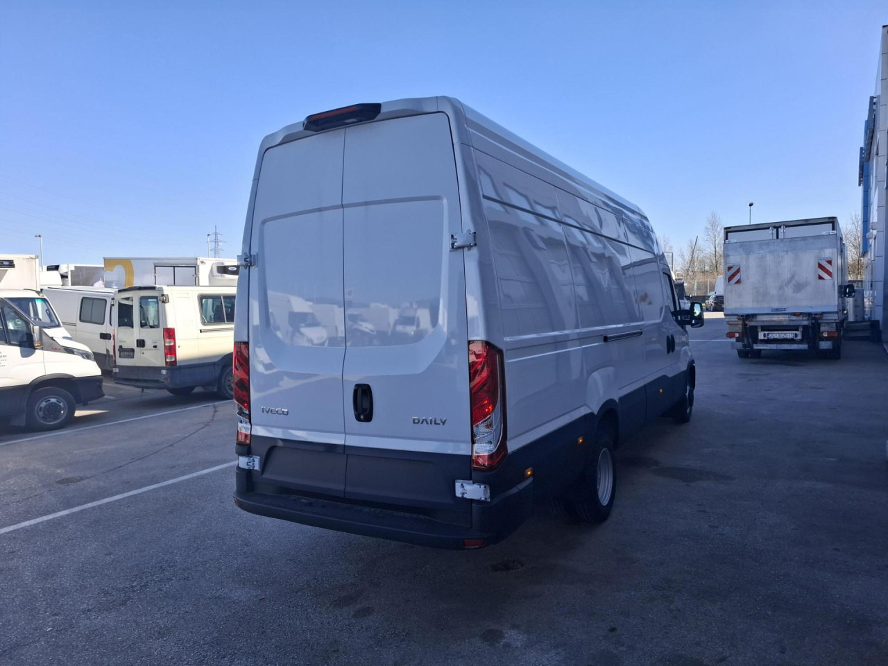 IVECO Daily 35C18H V - Furgoneta de pasajeros: foto 4 IVECO Daily 35C18H V - Furgoneta de pasajeros: foto 4