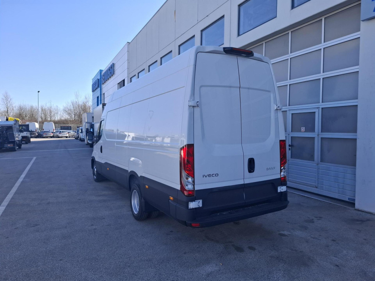 IVECO Daily 35C18H V - Furgoneta de pasajeros: foto 3 IVECO Daily 35C18H V - Furgoneta de pasajeros: foto 3