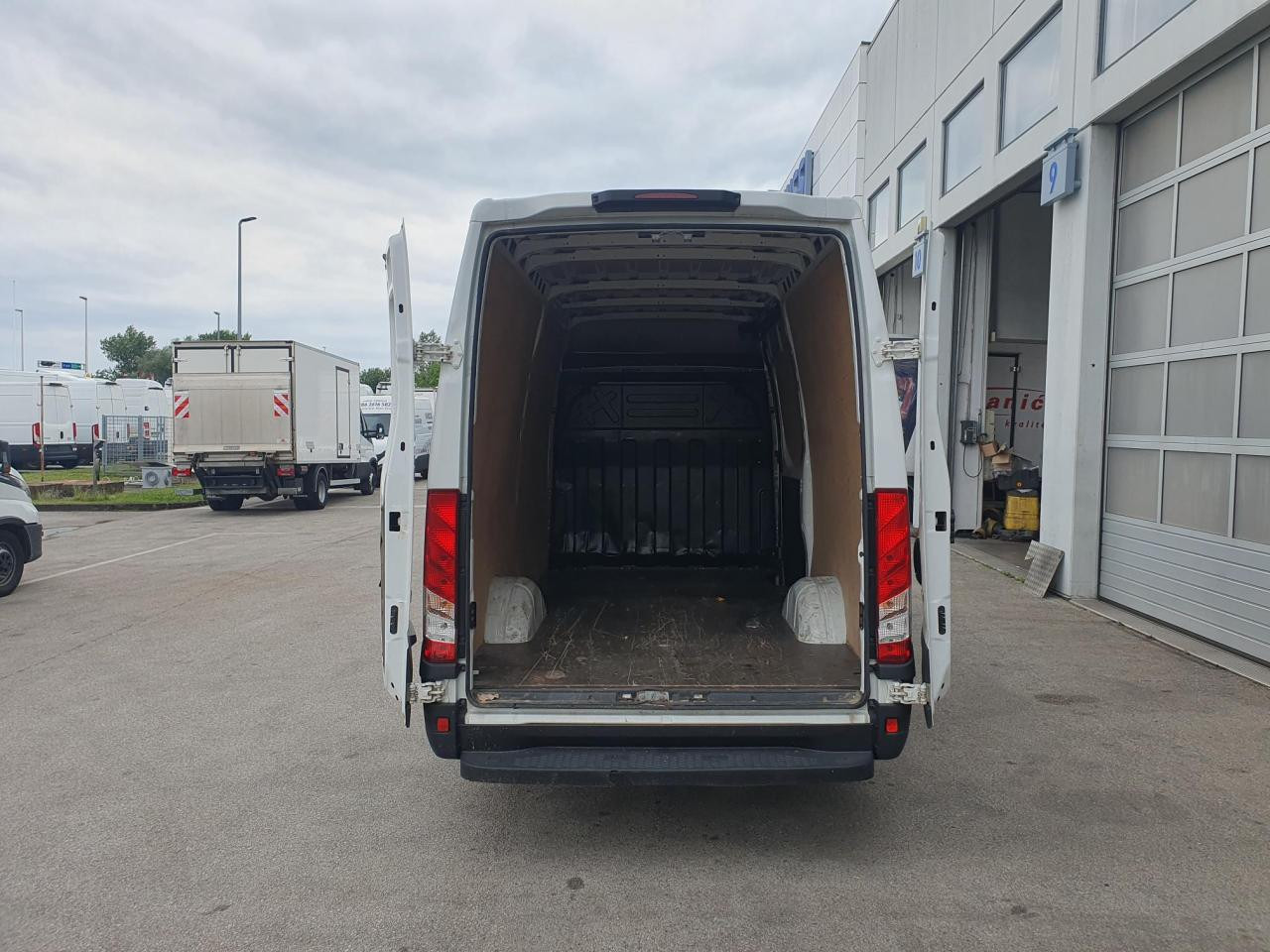 IVECO Daily 35S14V - Furgoneta de pasajeros: foto 5 IVECO Daily 35S14V - Furgoneta de pasajeros: foto 5