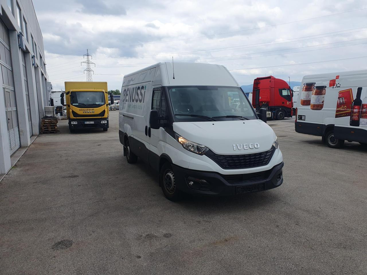 IVECO Daily 35S14V - Furgoneta de pasajeros: foto 2 IVECO Daily 35S14V - Furgoneta de pasajeros: foto 2
