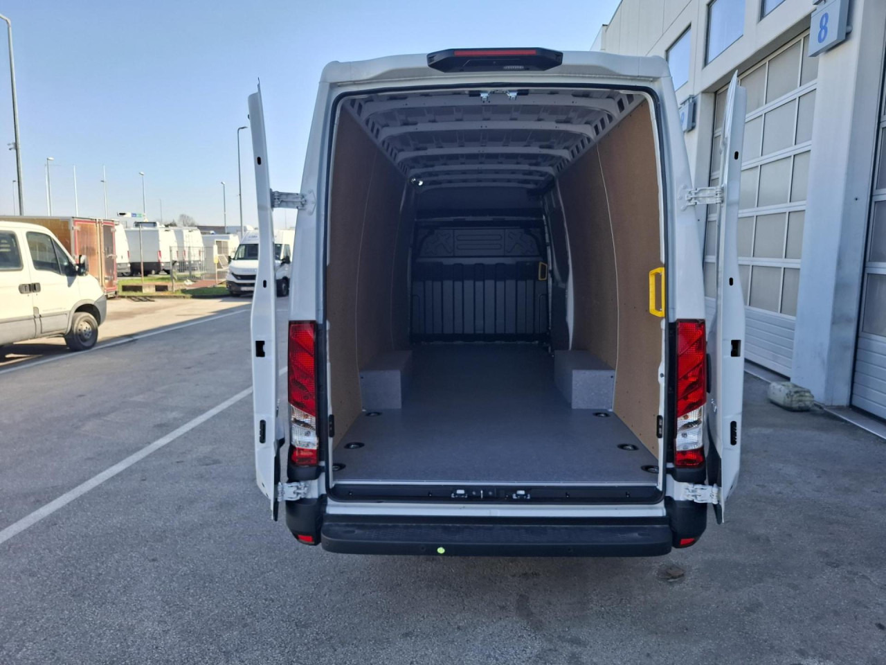 IVECO Daily 35S14V - Furgoneta de pasajeros: foto 5 IVECO Daily 35S14V - Furgoneta de pasajeros: foto 5