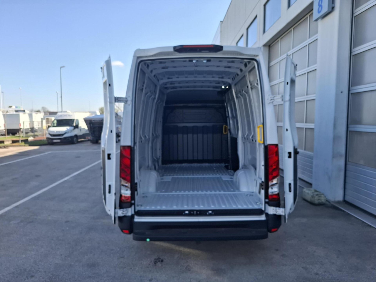 IVECO Daily 35S14V - Furgoneta de pasajeros: foto 5 IVECO Daily 35S14V - Furgoneta de pasajeros: foto 5